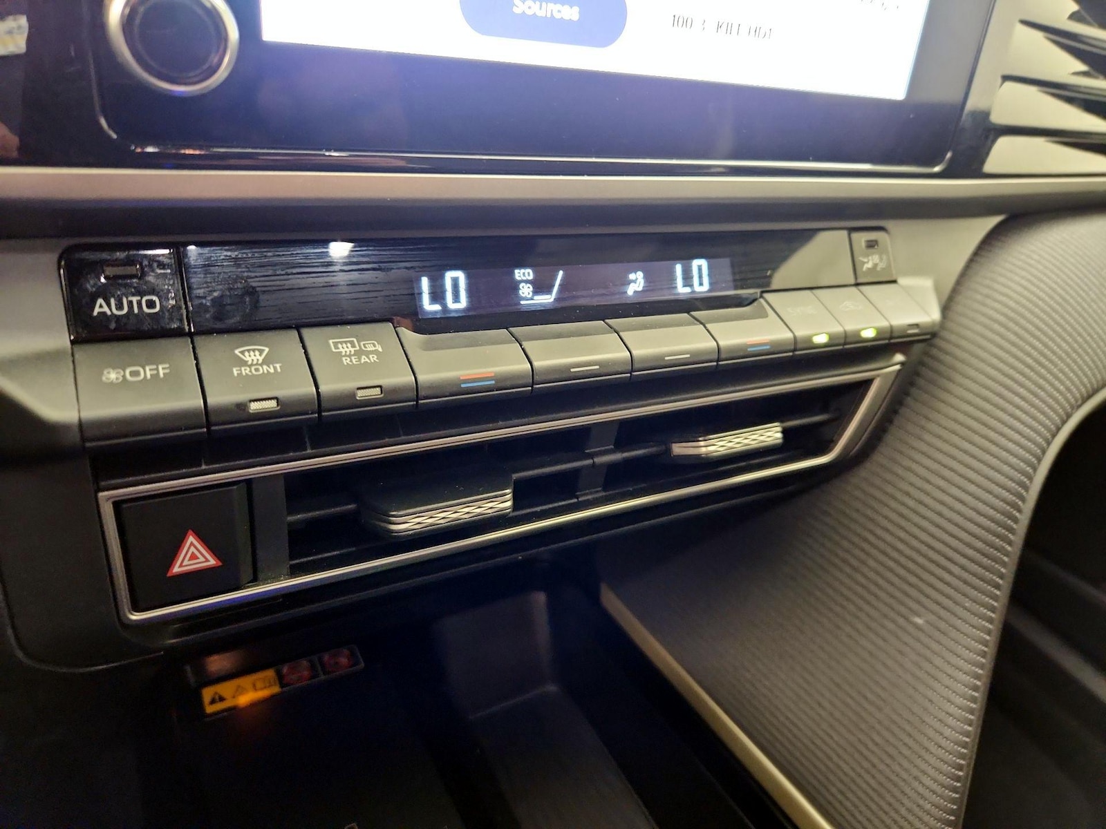 2025 Toyota Camry SE - Photo 17