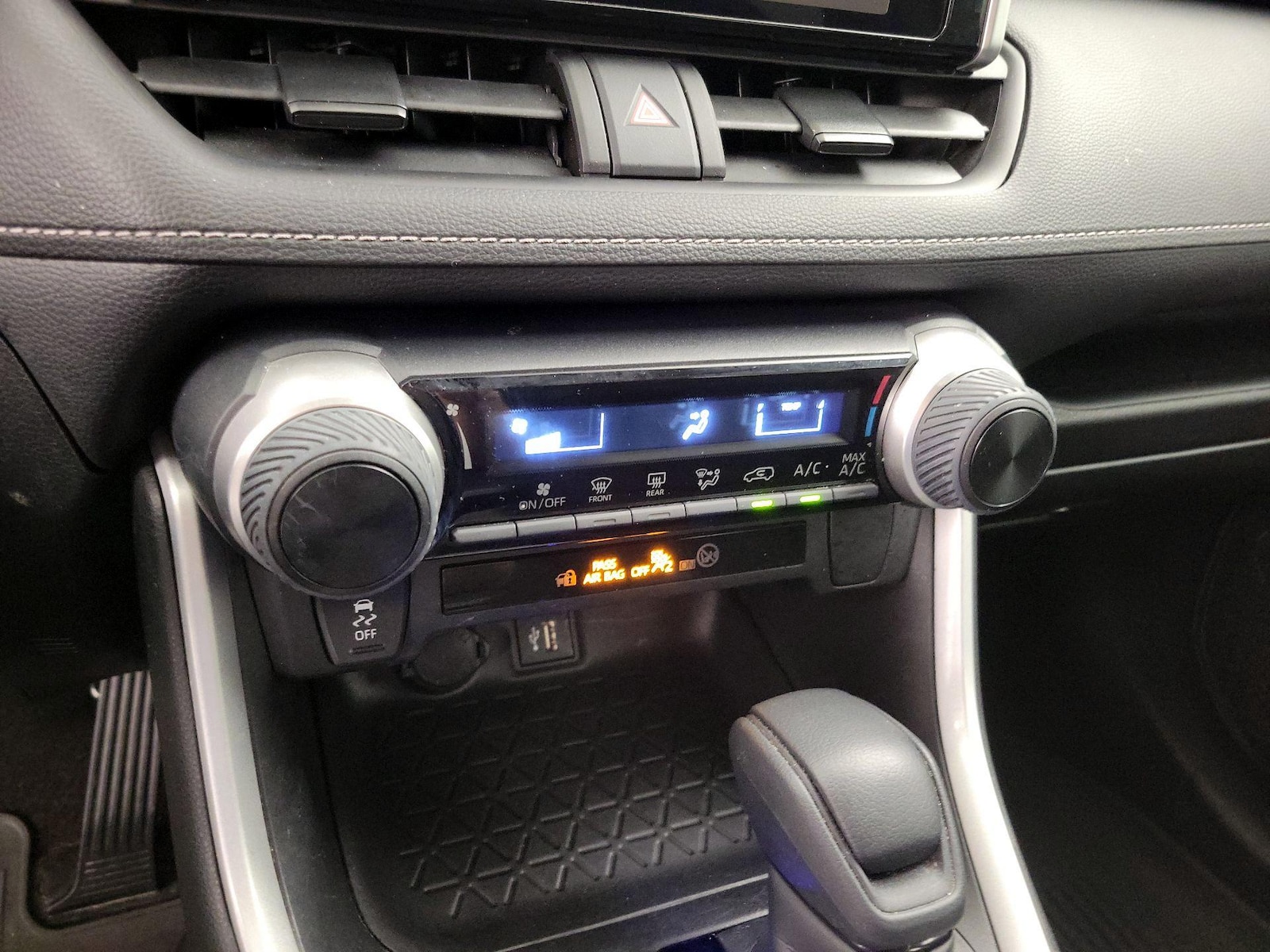 2023 Toyota RAV4 LE - Photo 17