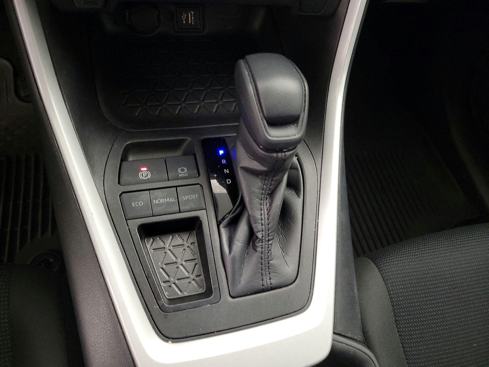 2023 Toyota RAV4 LE - Photo 18