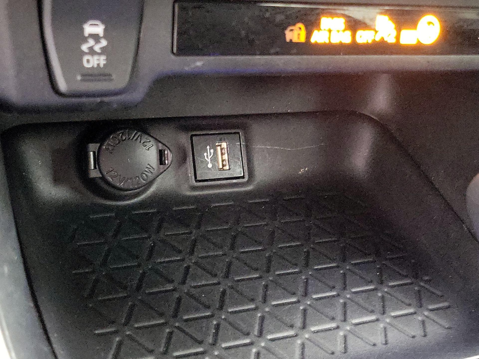 2023 Toyota RAV4 LE - Photo 19