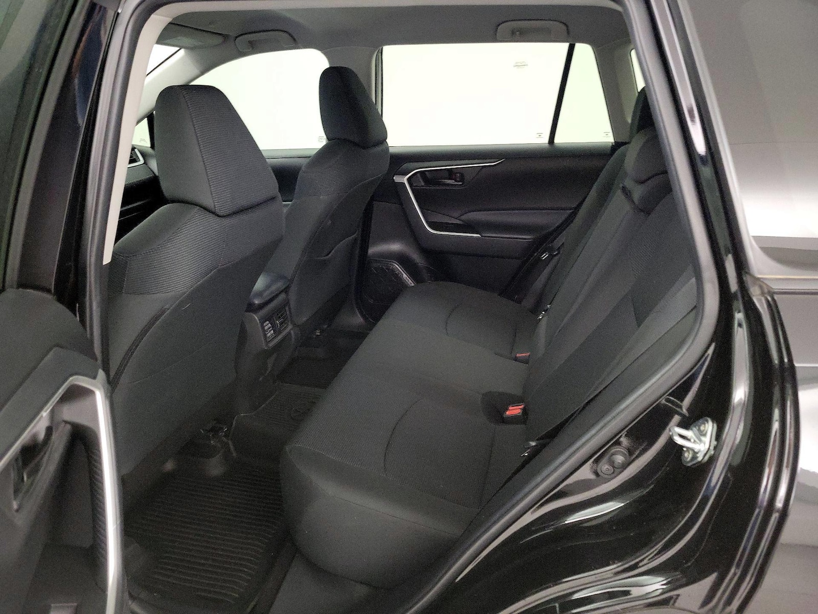 2023 Toyota RAV4 LE - Photo 20