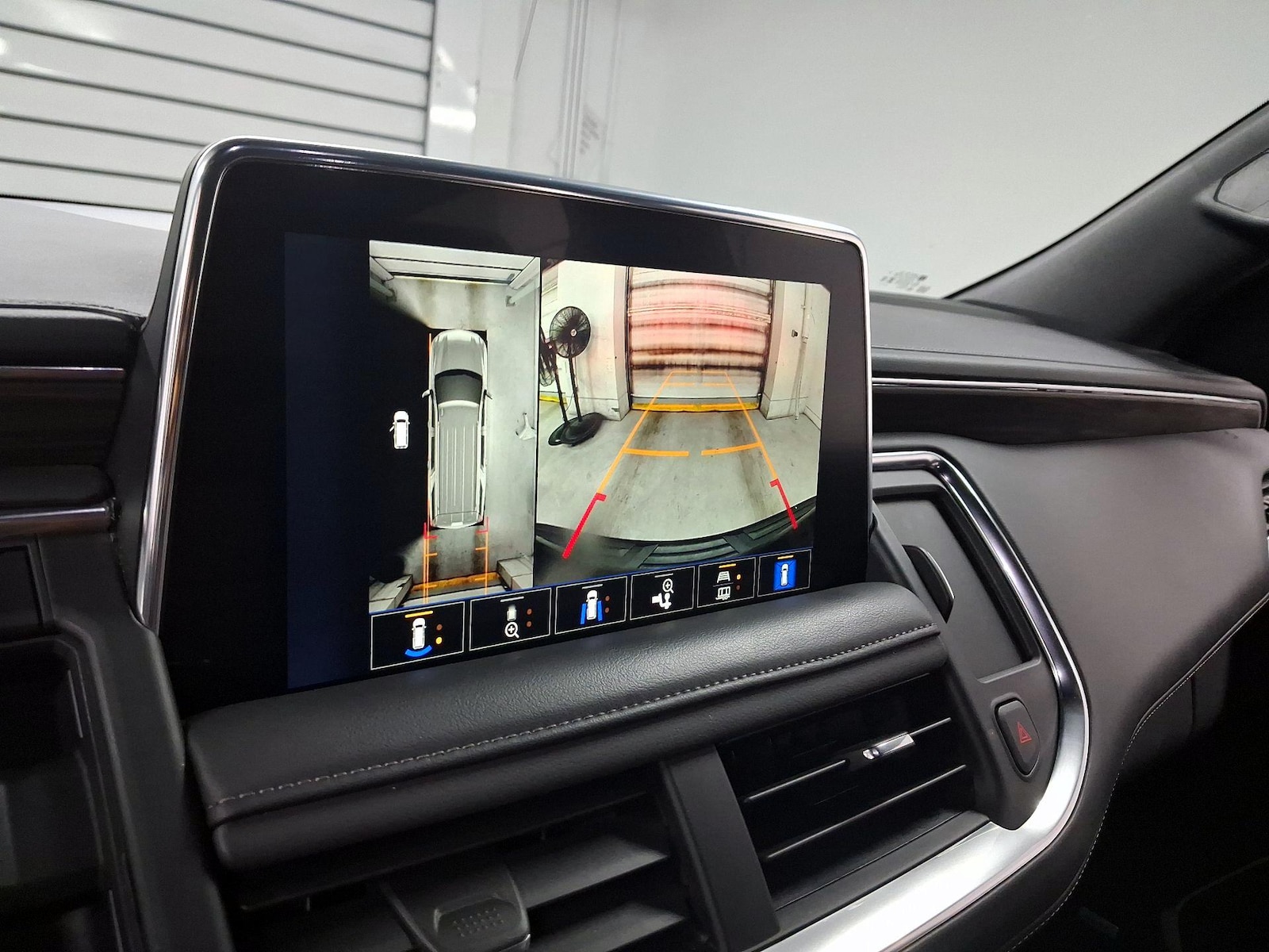 2023 Chevrolet Suburban LT - Photo 14