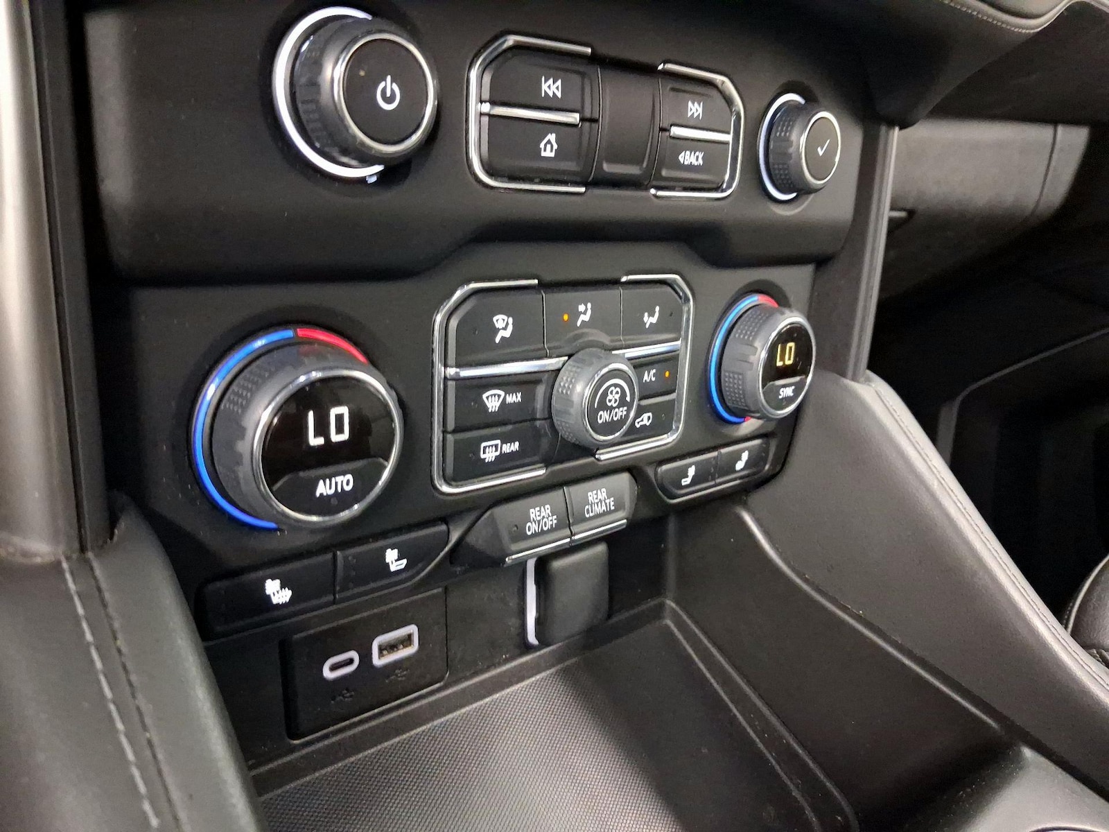 2023 Chevrolet Suburban LT - Photo 16