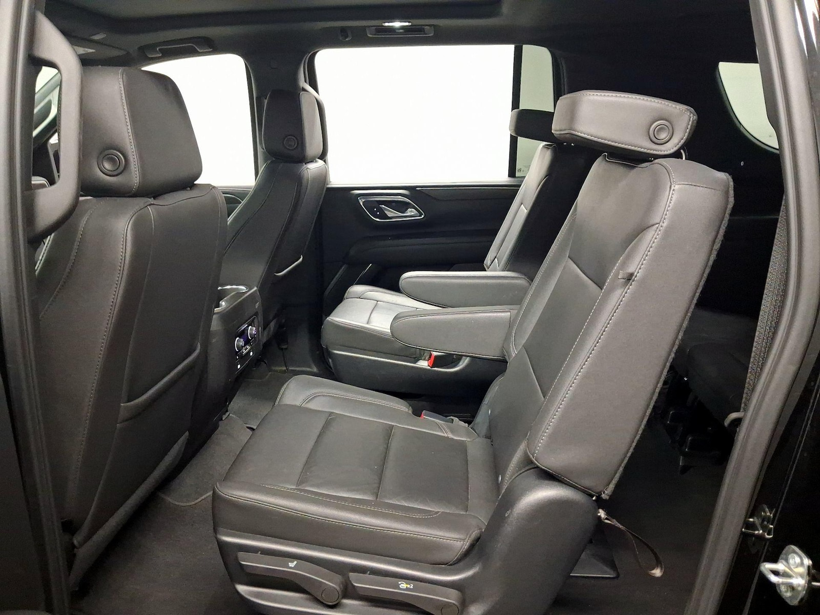 2023 Chevrolet Suburban LT - Photo 18
