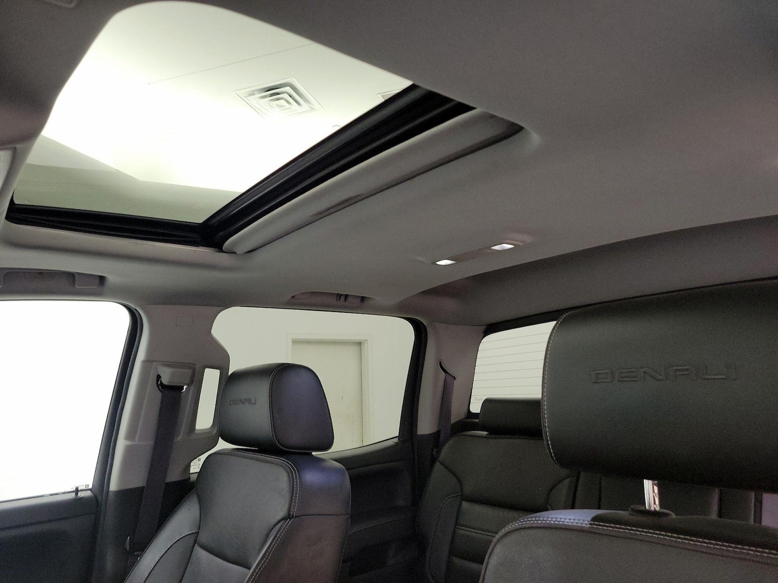 Sunroof(s) & Overhead Airbags