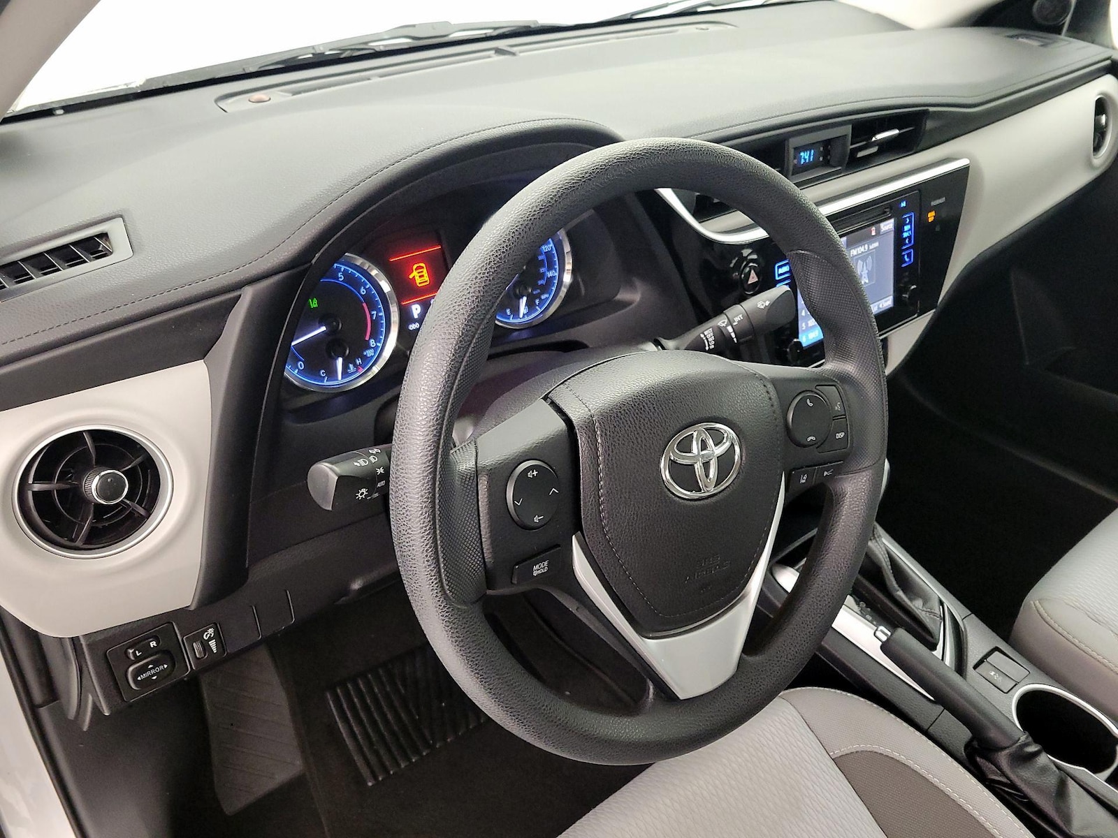 2017 Toyota Corolla LE - Photo 10