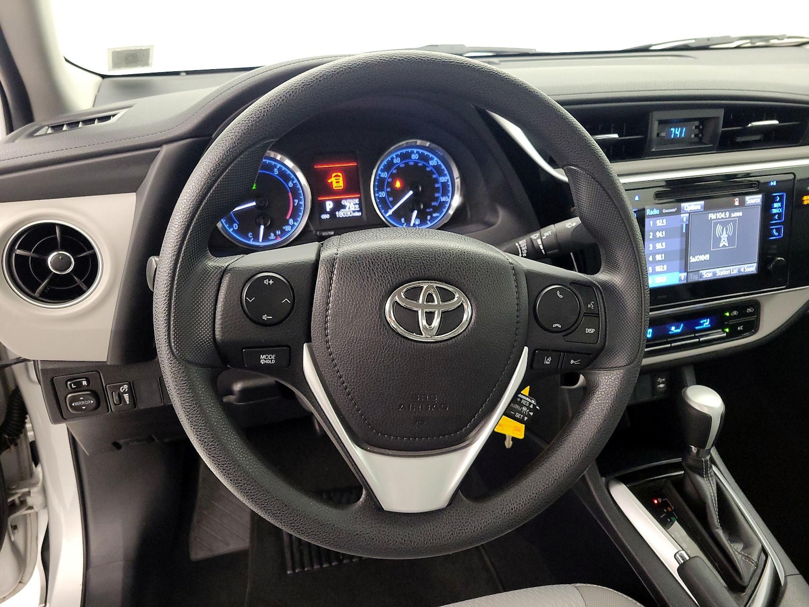 2017 Toyota Corolla LE - Photo 11