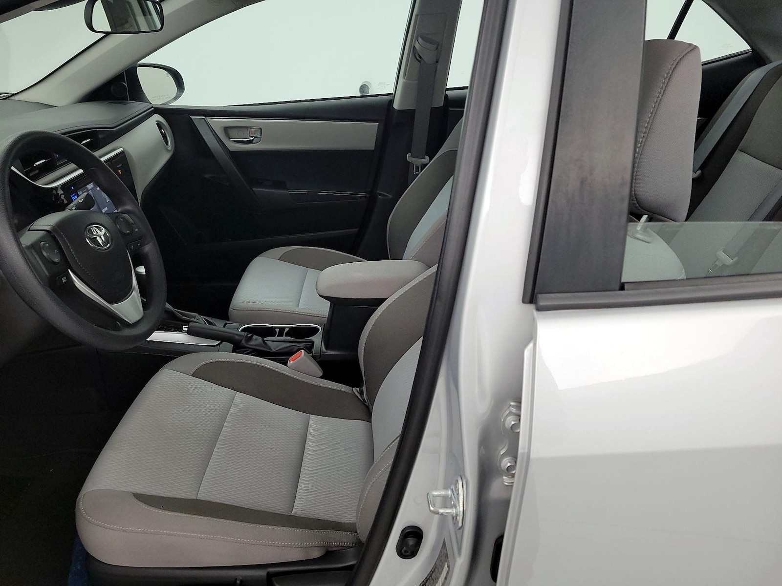 2017 Toyota Corolla LE - Photo 12