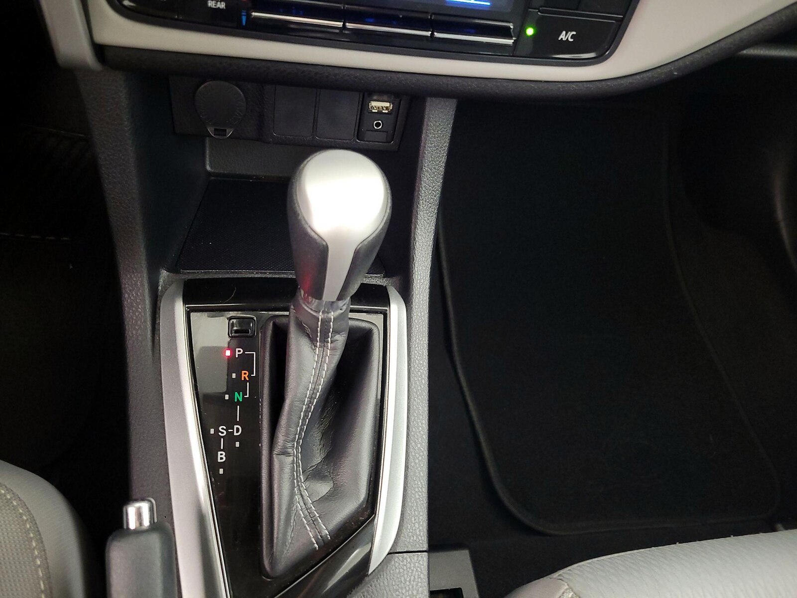 2017 Toyota Corolla LE - Photo 18