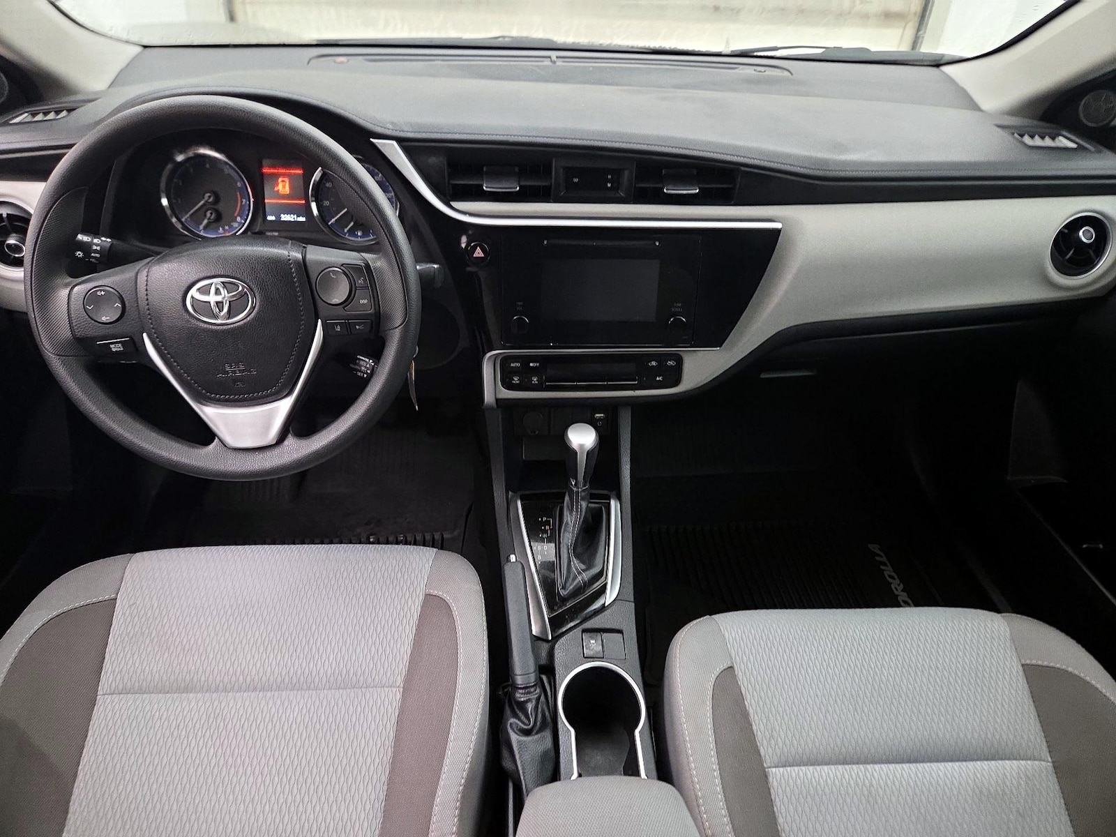 2018 Toyota Corolla LE - Photo 10
