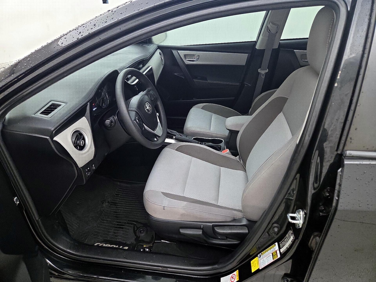 2018 Toyota Corolla LE - Photo 12