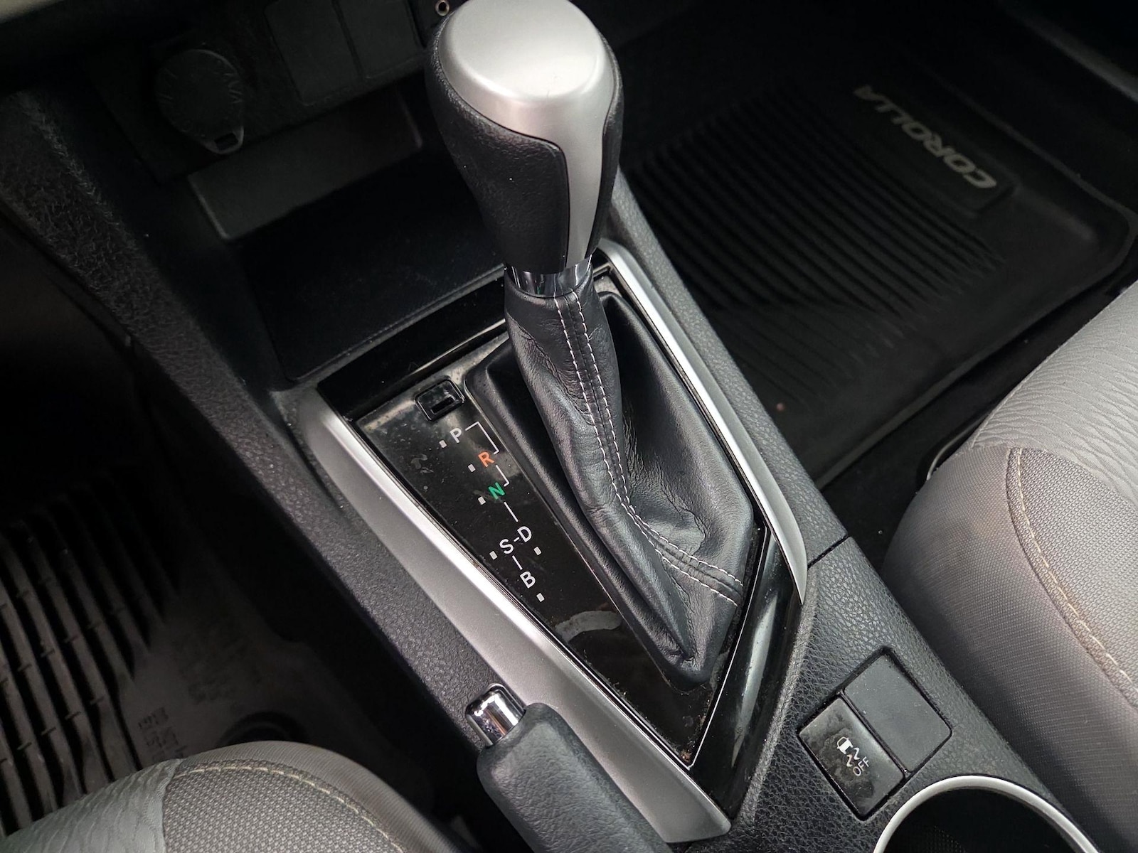 2018 Toyota Corolla LE - Photo 18