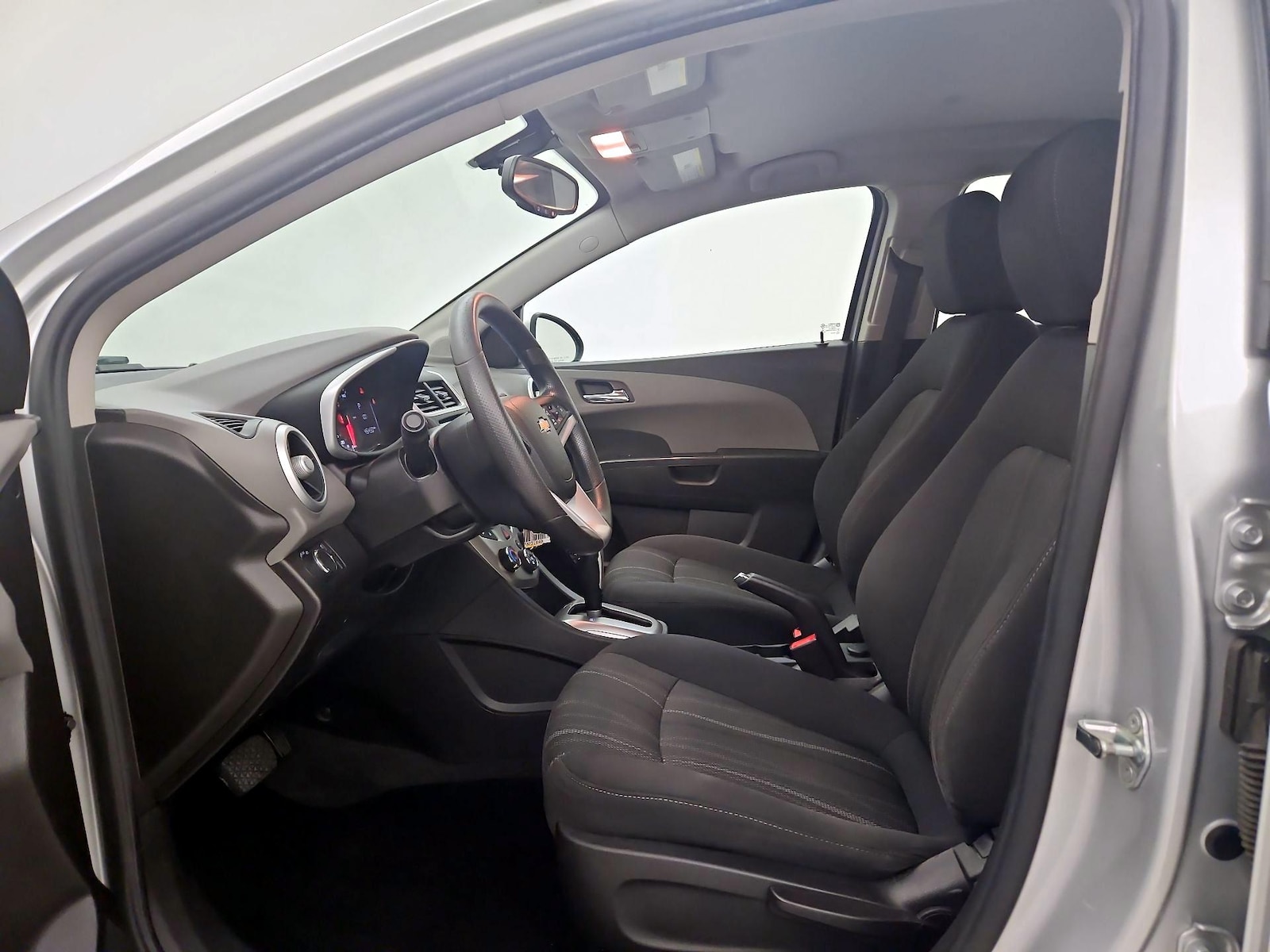 2018 Chevrolet Sonic LT - Photo 12