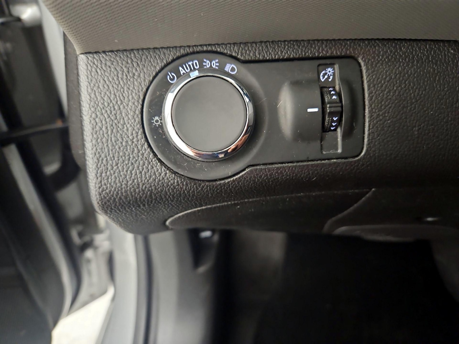 2018 Chevrolet Sonic LT - Photo 14