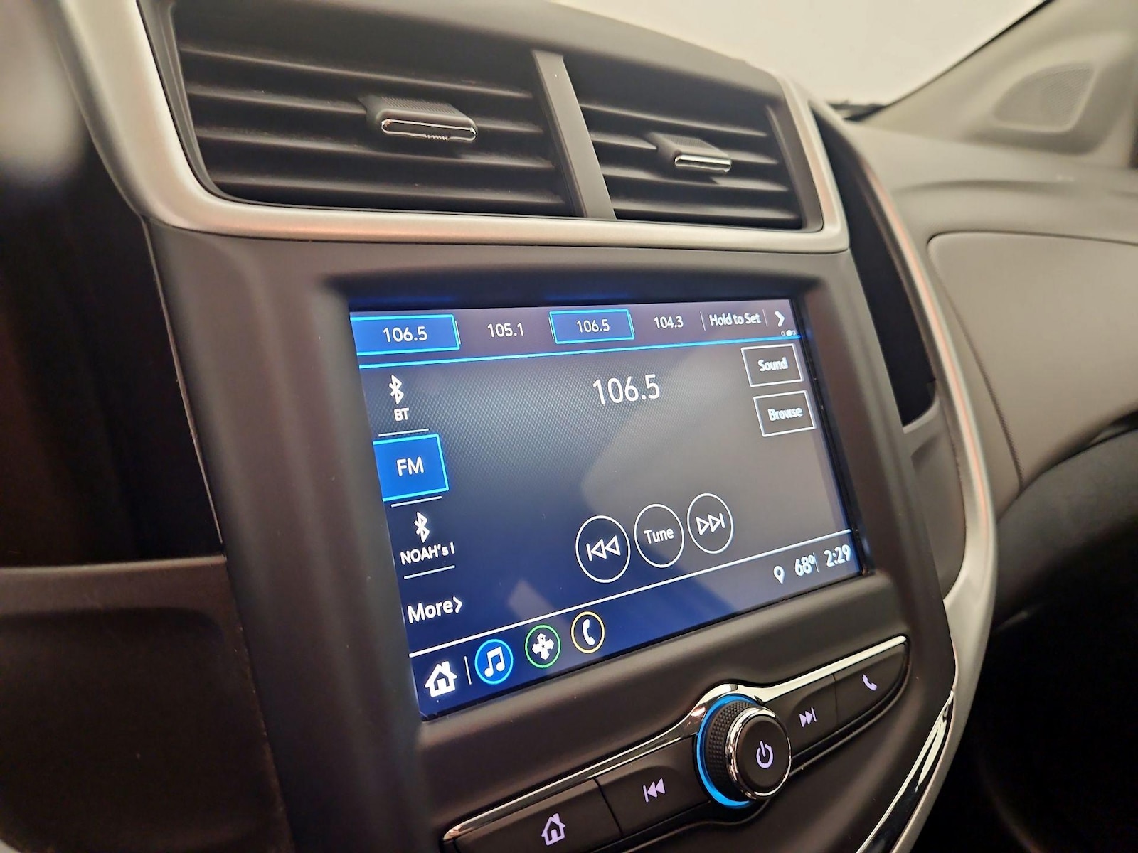 2018 Chevrolet Sonic LT - Photo 16