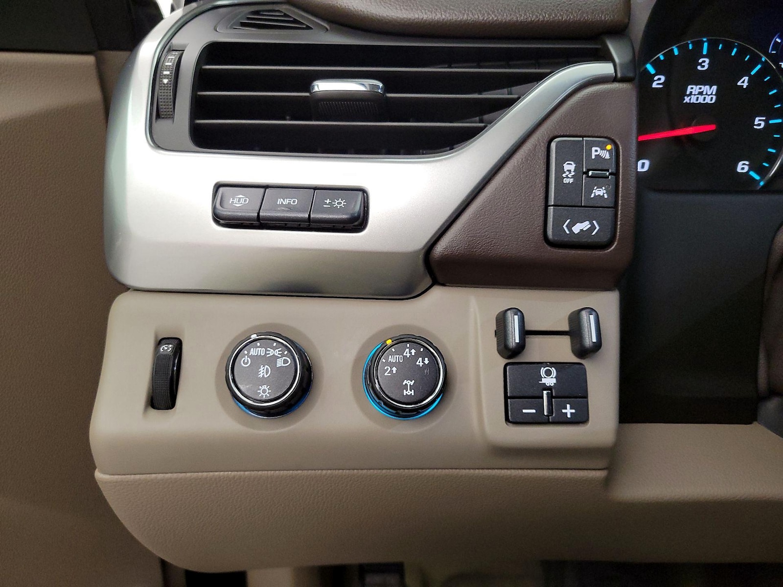 2016 Chevrolet Tahoe LTZ - Photo 14