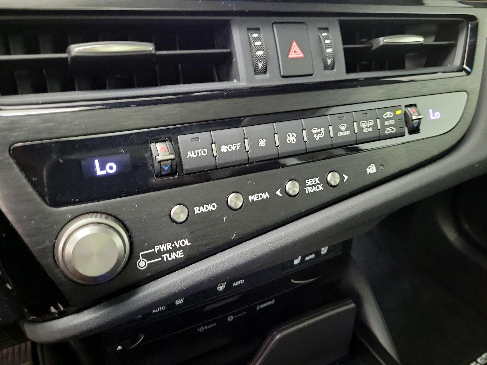 2022 Lexus ES 350 - Photo 17