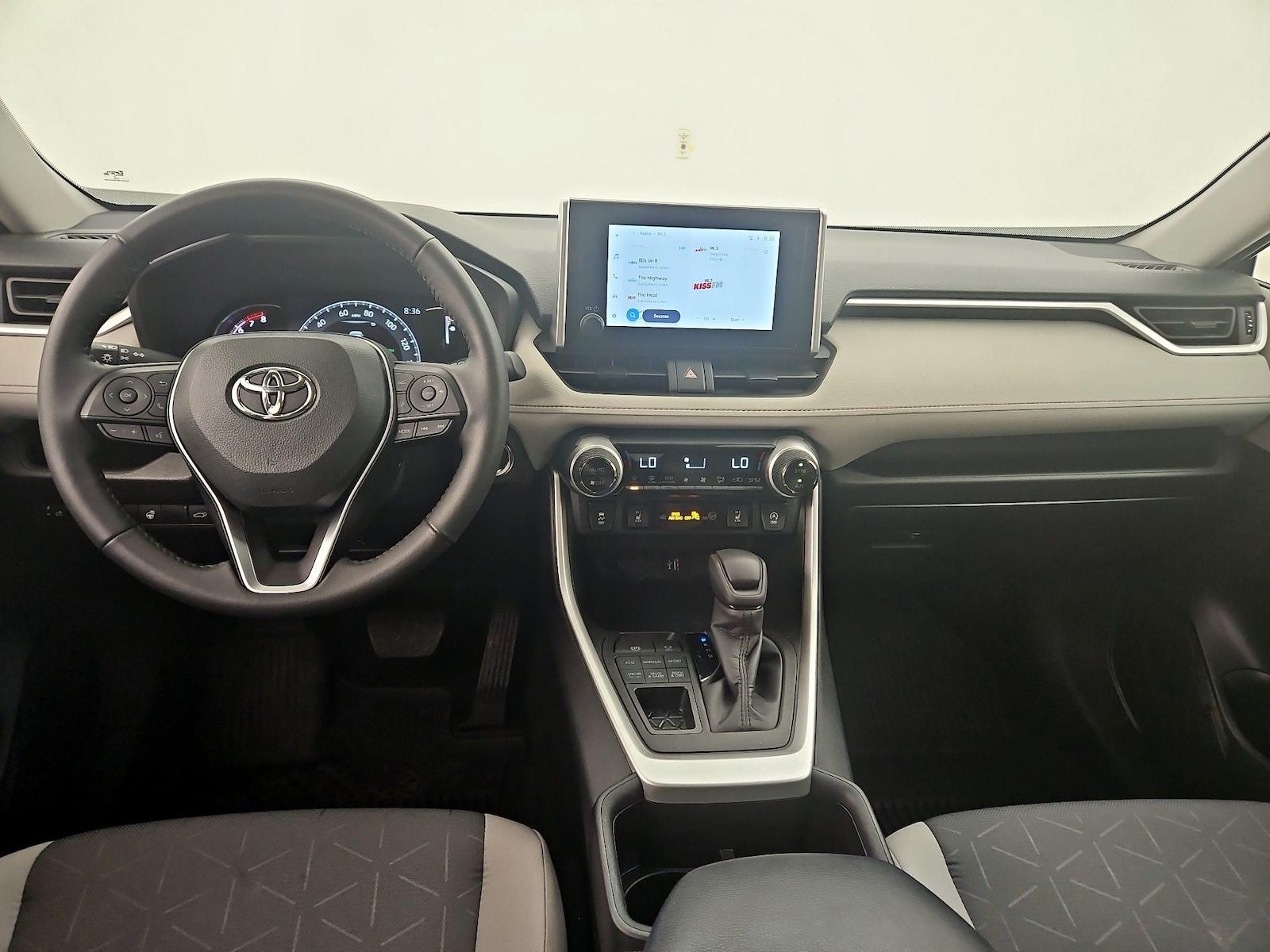 2024 Toyota RAV4 XLE - Photo 10