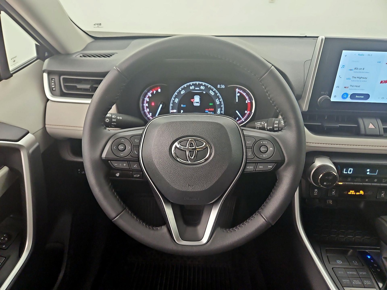 2024 Toyota RAV4 XLE - Photo 11