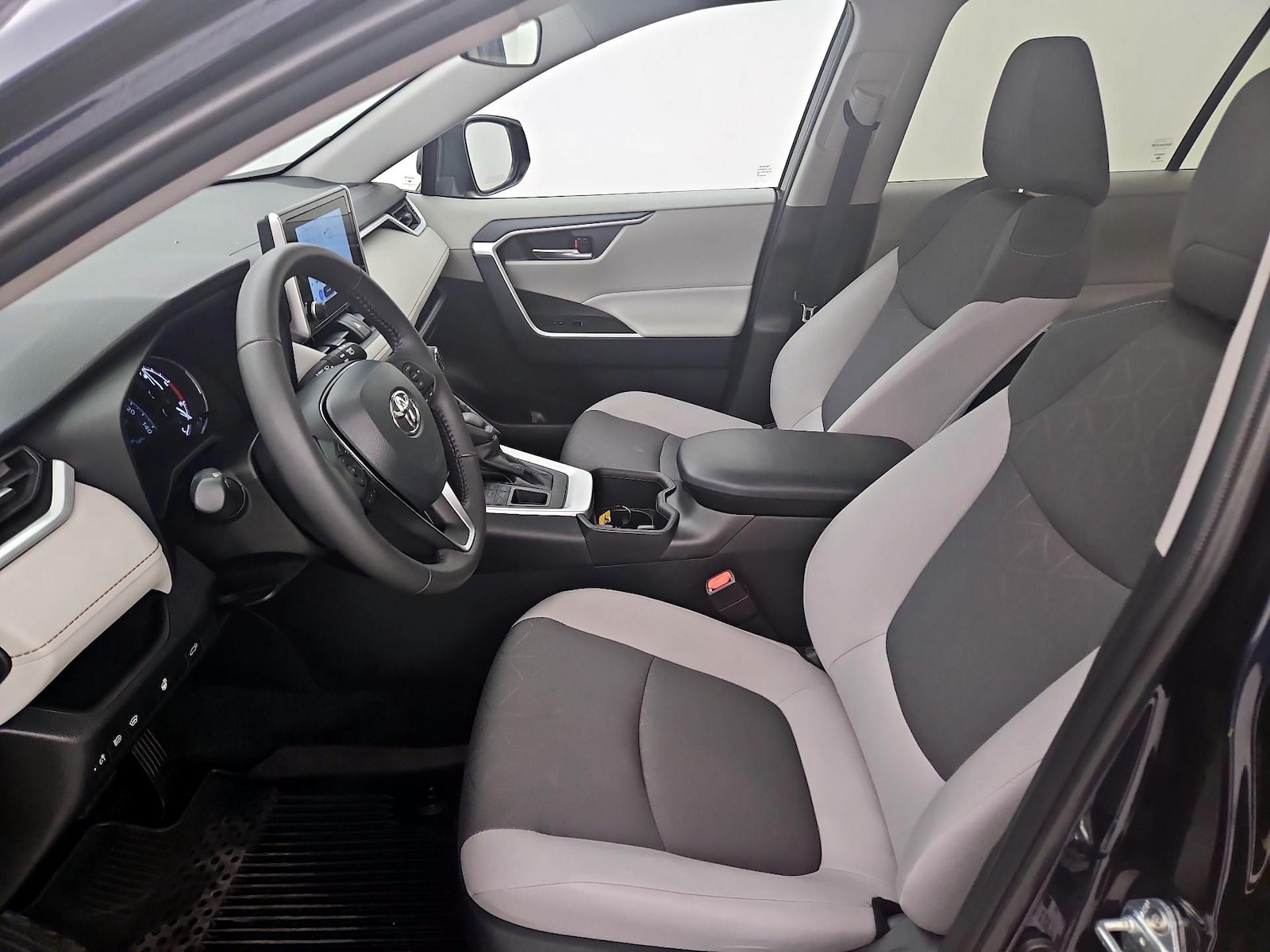 2024 Toyota RAV4 XLE - Photo 12