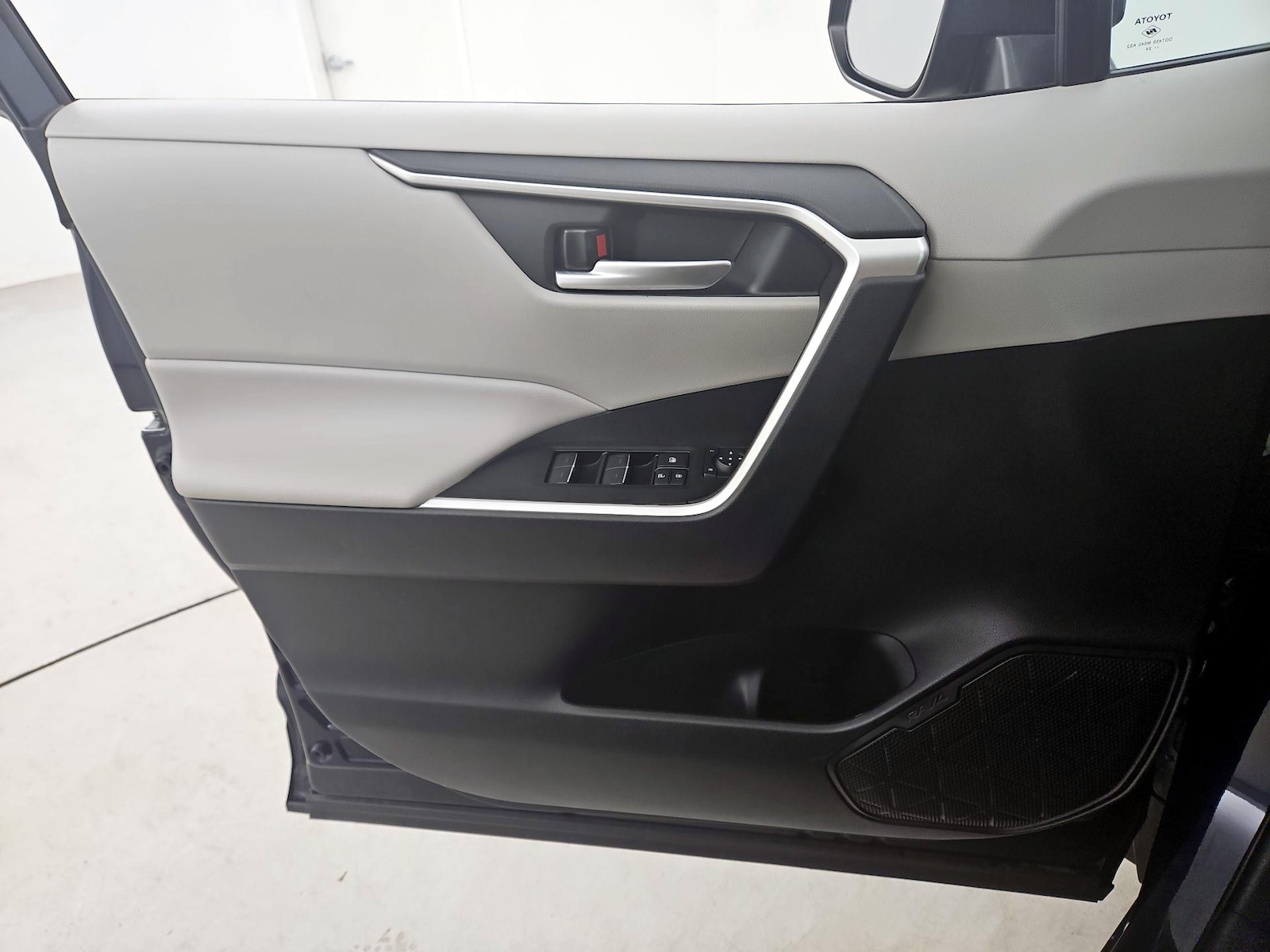 2024 Toyota RAV4 XLE - Photo 13