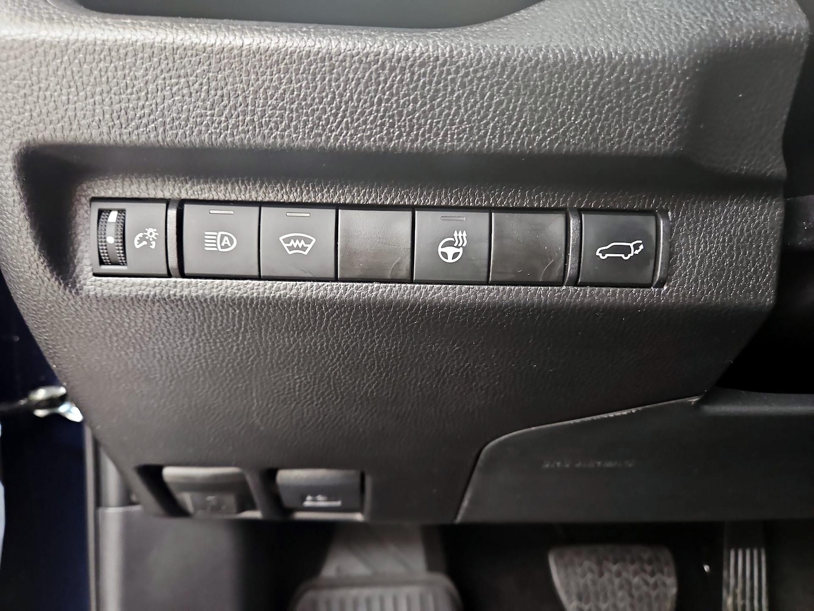 2024 Toyota RAV4 XLE - Photo 14