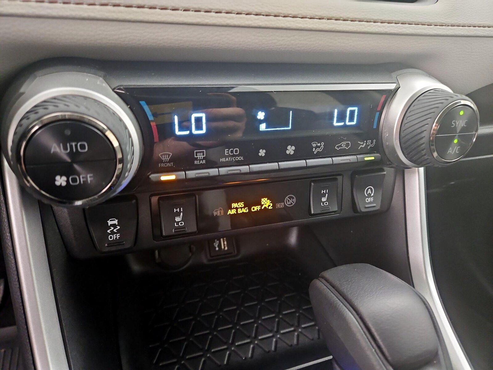 2024 Toyota RAV4 XLE - Photo 17