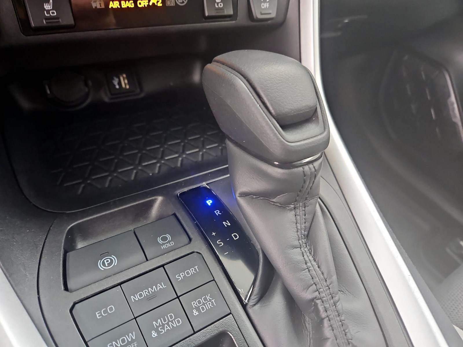 2024 Toyota RAV4 XLE - Photo 18