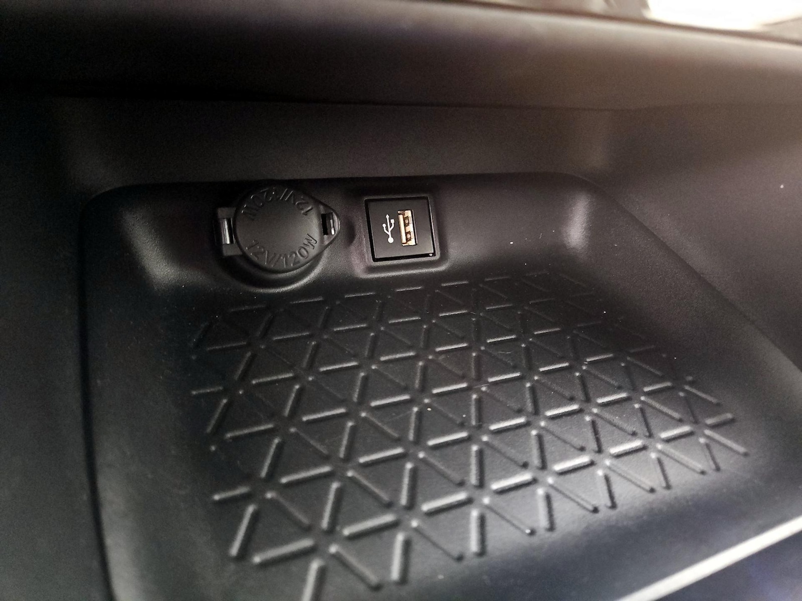 2024 Toyota RAV4 XLE - Photo 19