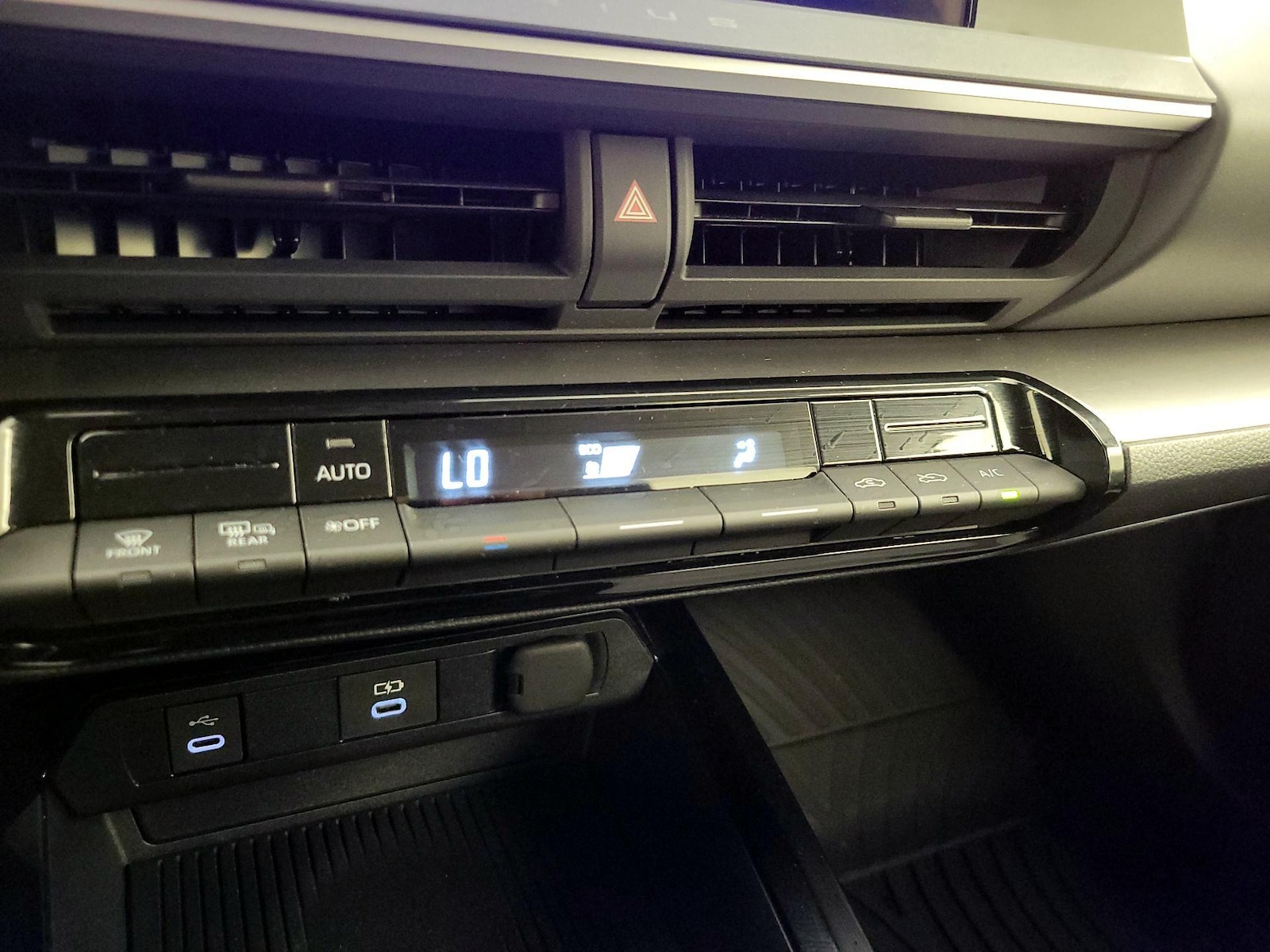 2026 Toyota Prius LE - Photo 17