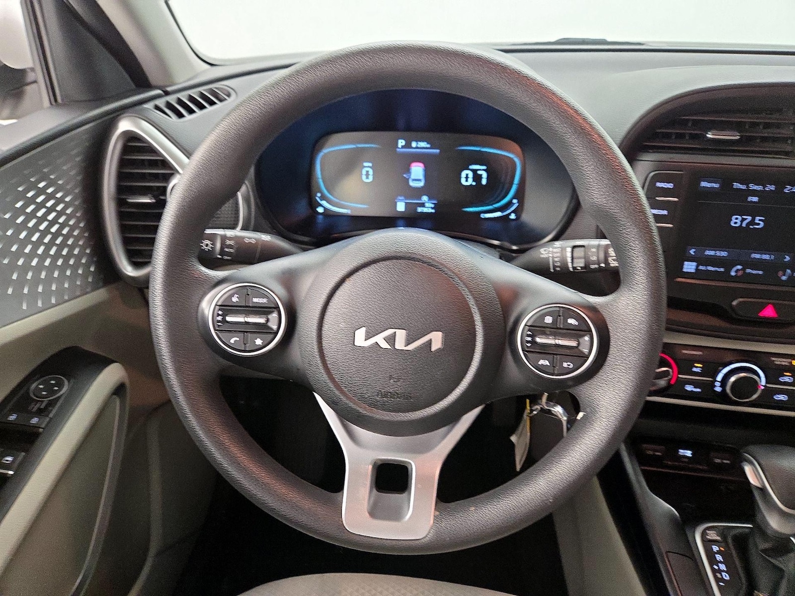2023 Kia Soul LX - Photo 10