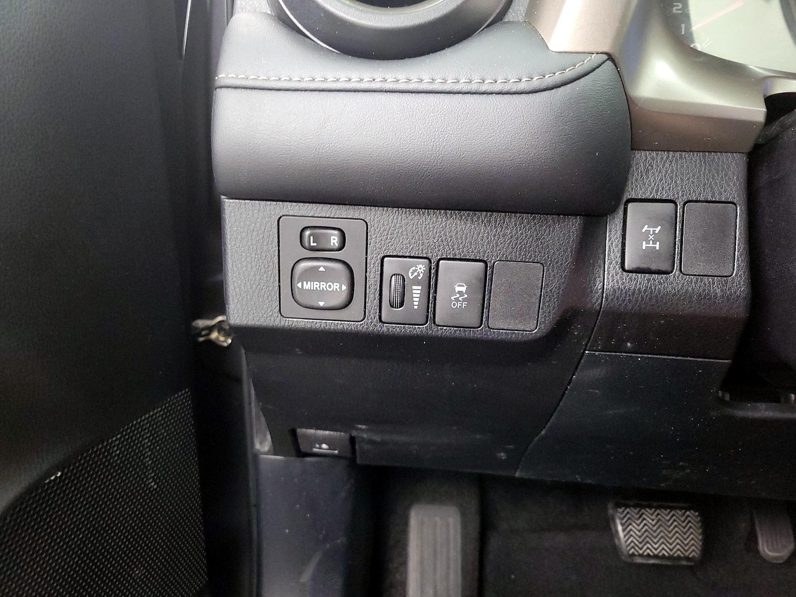2014 Toyota RAV4 XLE - Photo 14