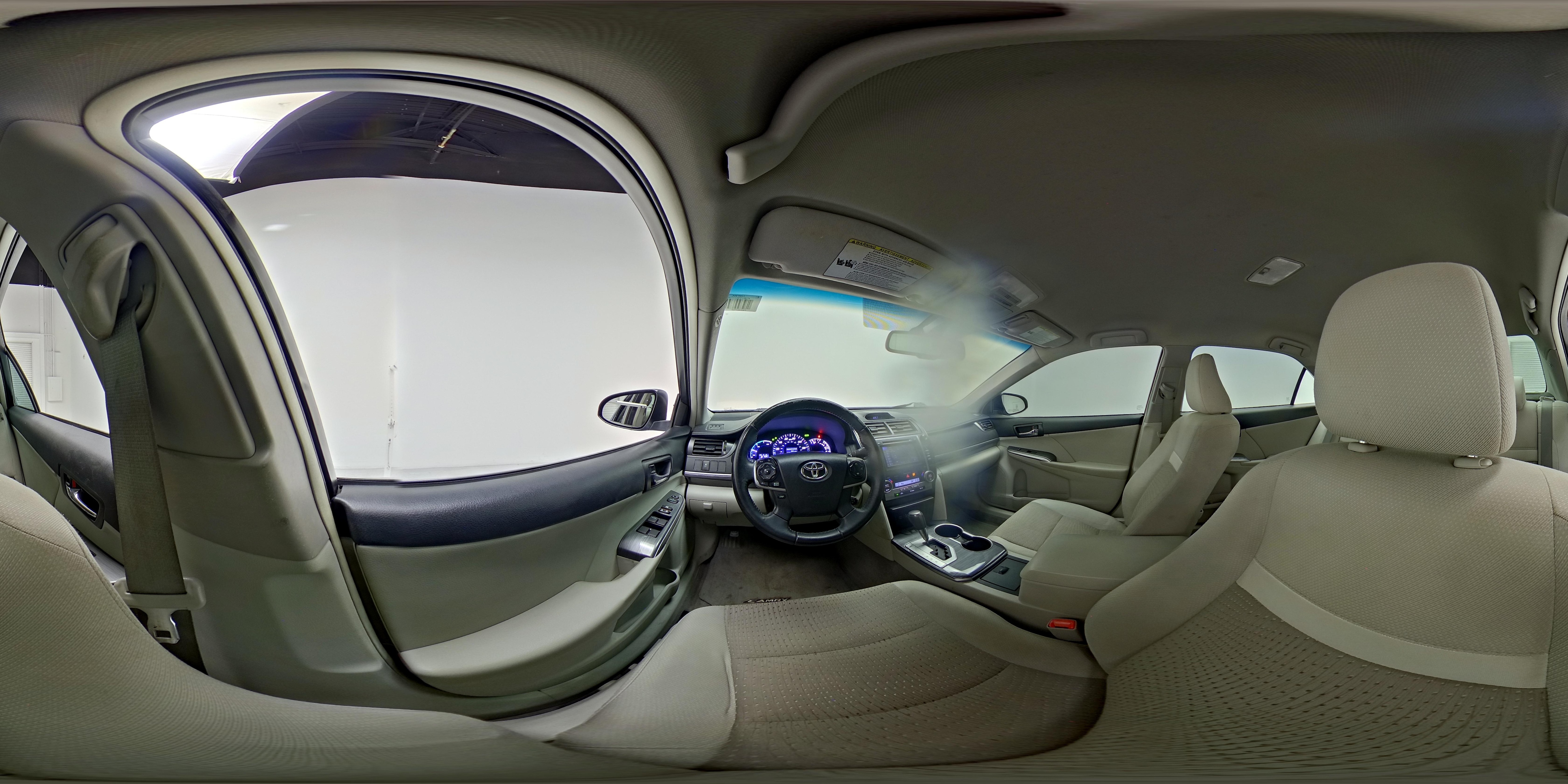 2014 Toyota Camry XLE Hybrid - Photo 26