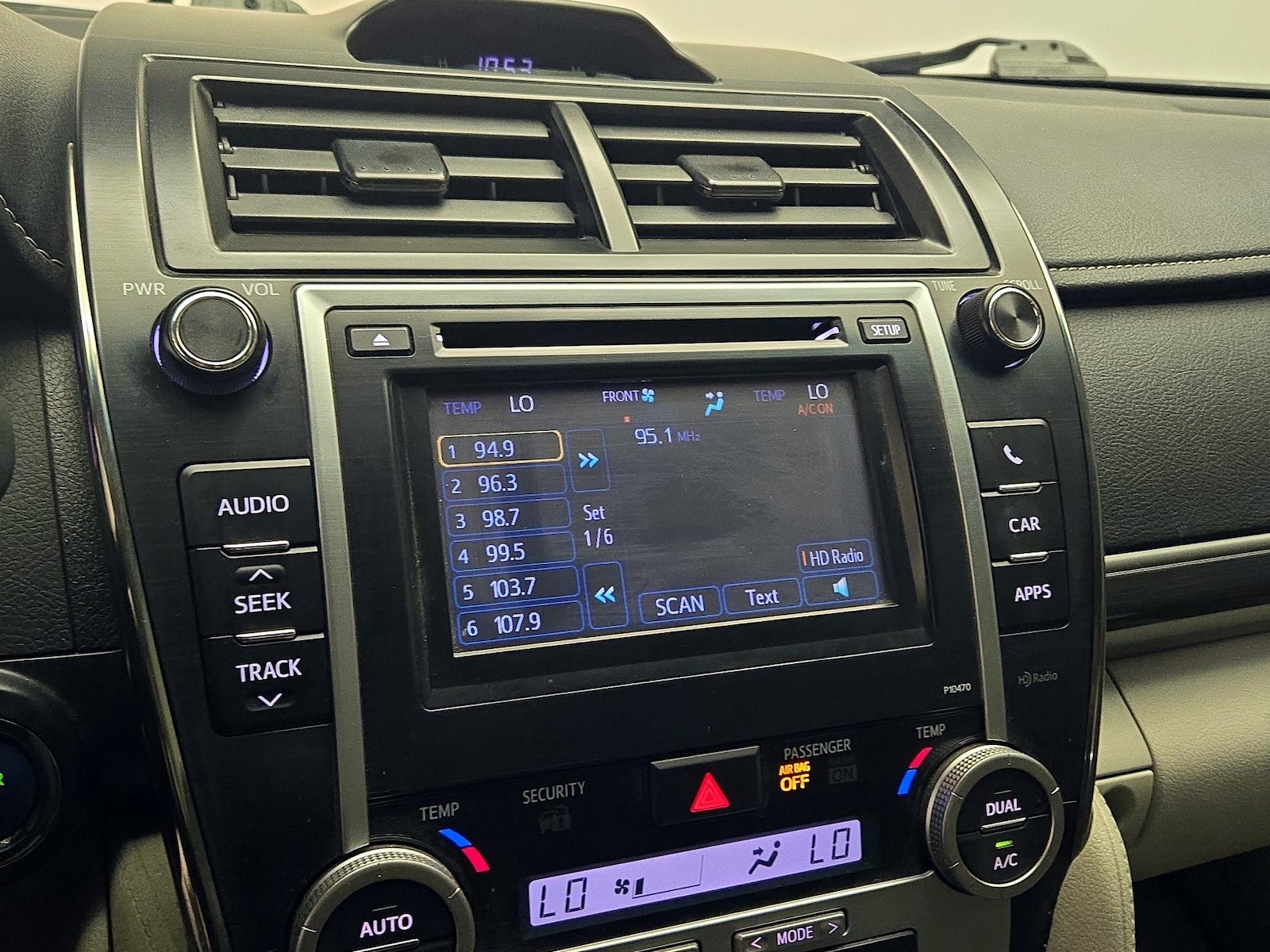 2014 Toyota Camry XLE Hybrid - Photo 16