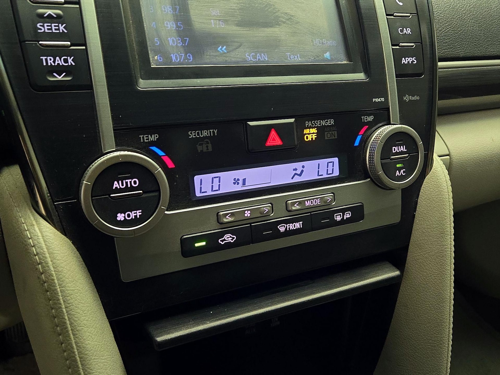 2014 Toyota Camry XLE Hybrid - Photo 17