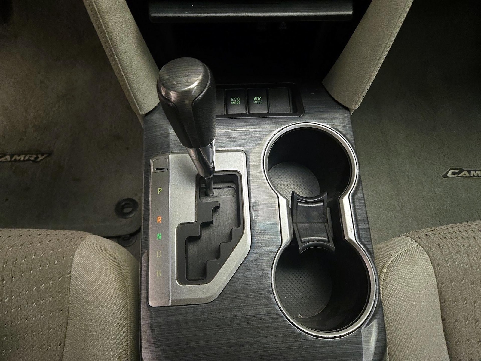 2014 Toyota Camry XLE Hybrid - Photo 18