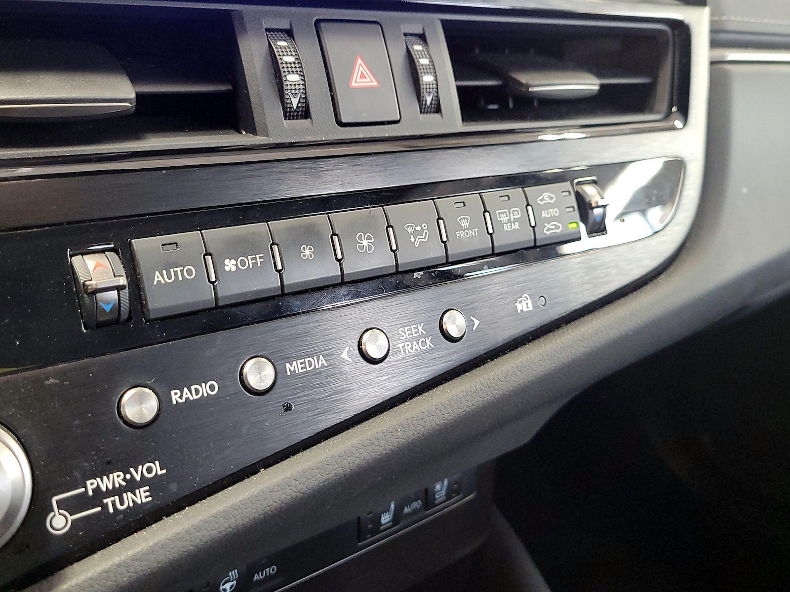 2024 Lexus ES 350 - Photo 17