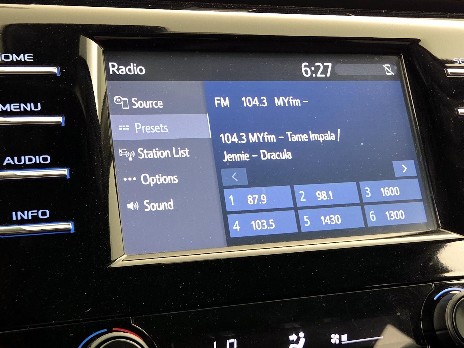 2018 Toyota Camry SE - Photo 16