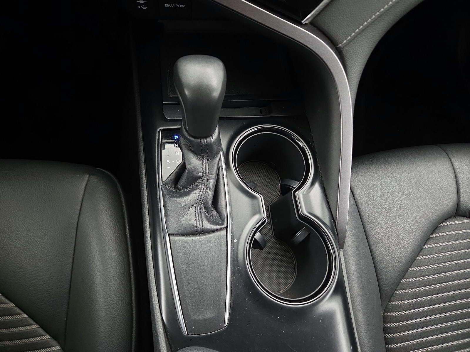 2018 Toyota Camry SE - Photo 18