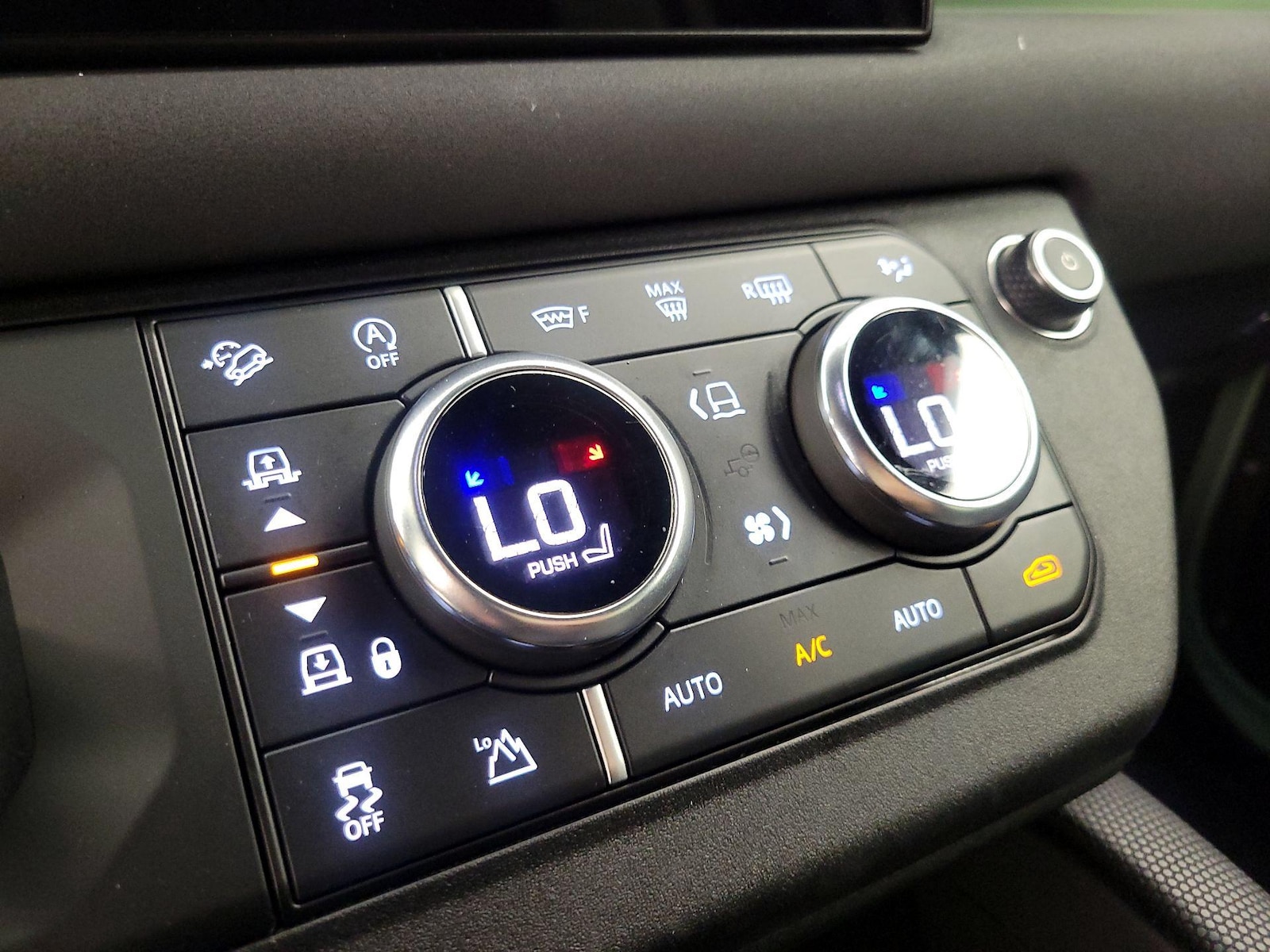 2023 Land Rover Defender 75th Edition - Photo 17