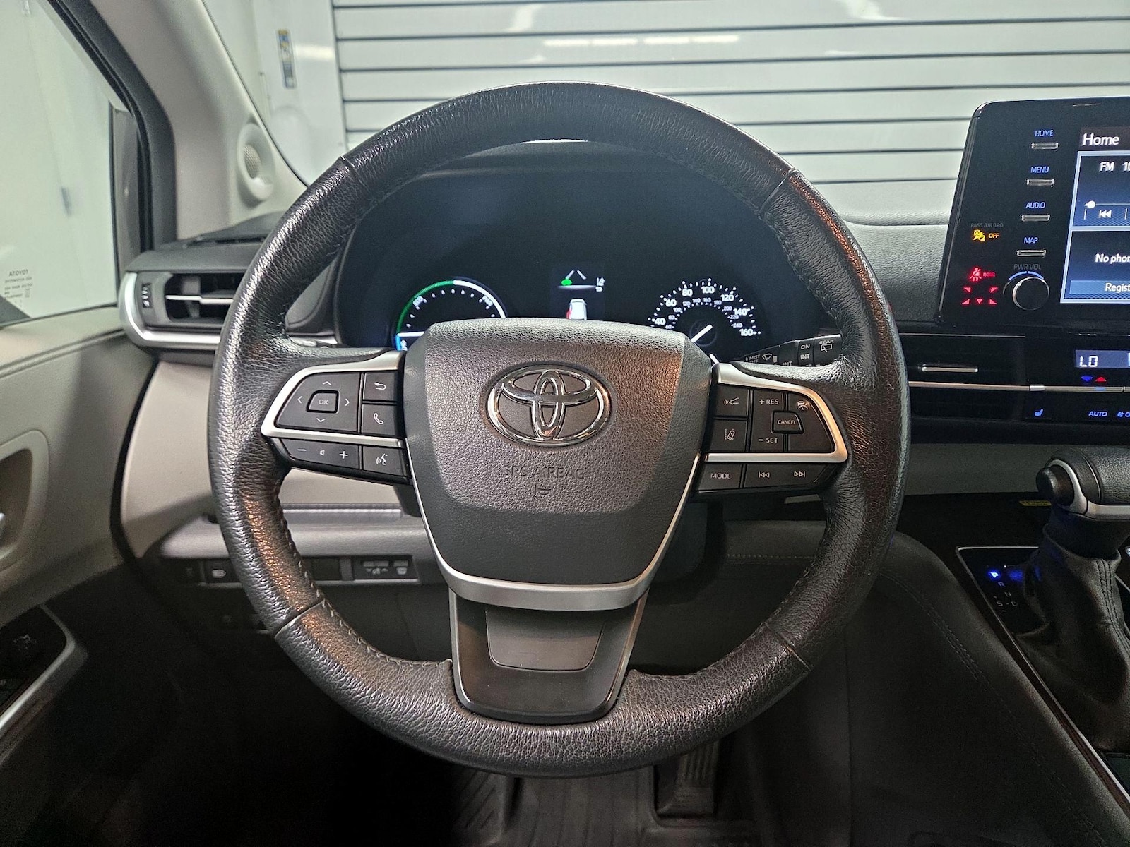 2023 Toyota Sienna XLE - Photo 11