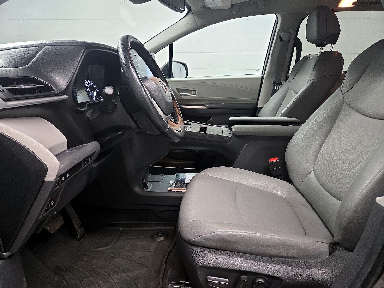 2023 Toyota Sienna XLE - Photo 12