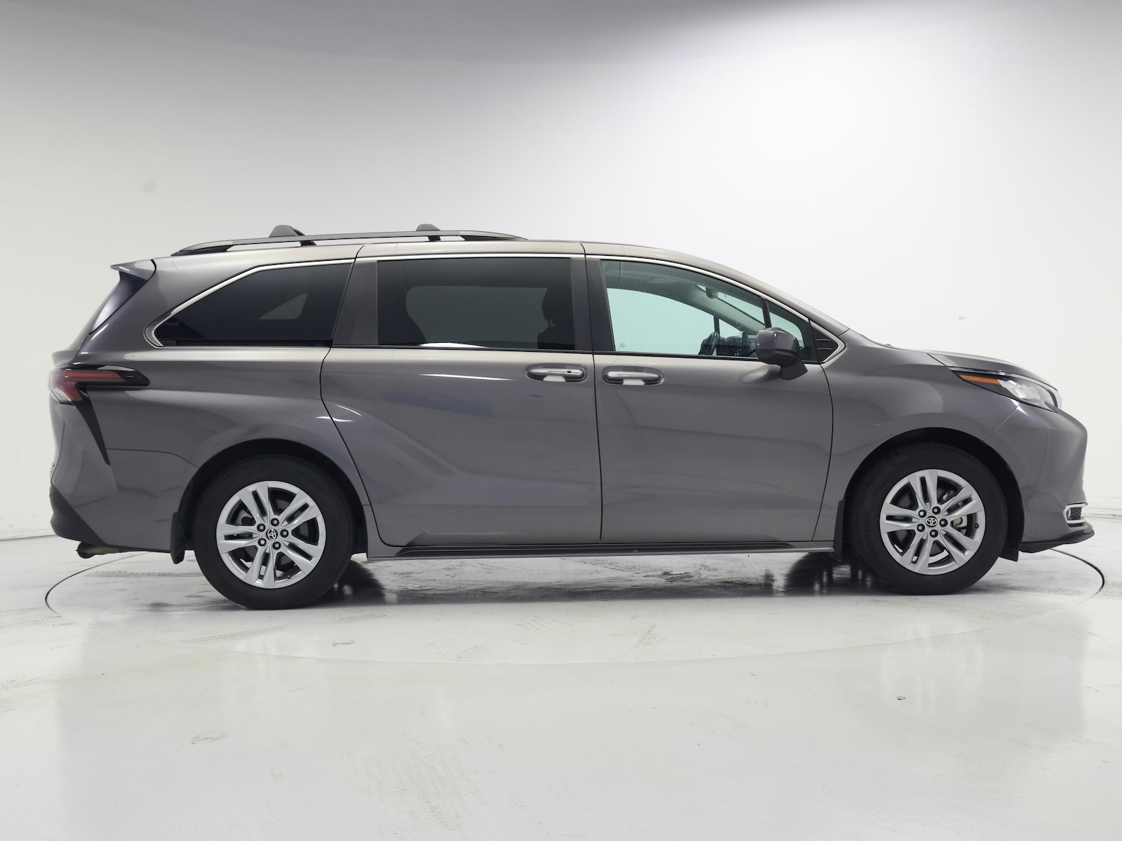 2023 Toyota Sienna XLE - Photo 8
