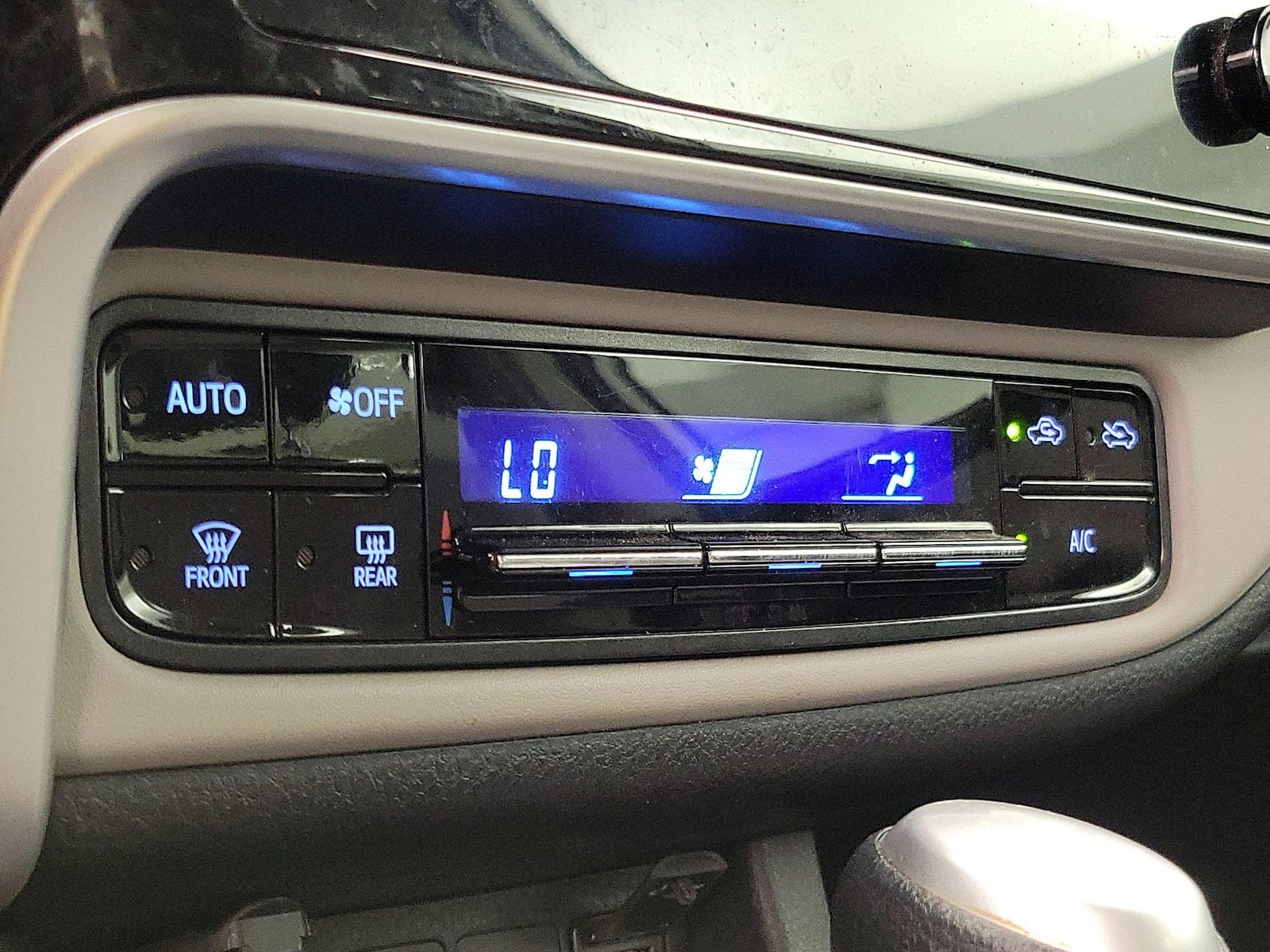 2019 Toyota Corolla LE - Photo 17