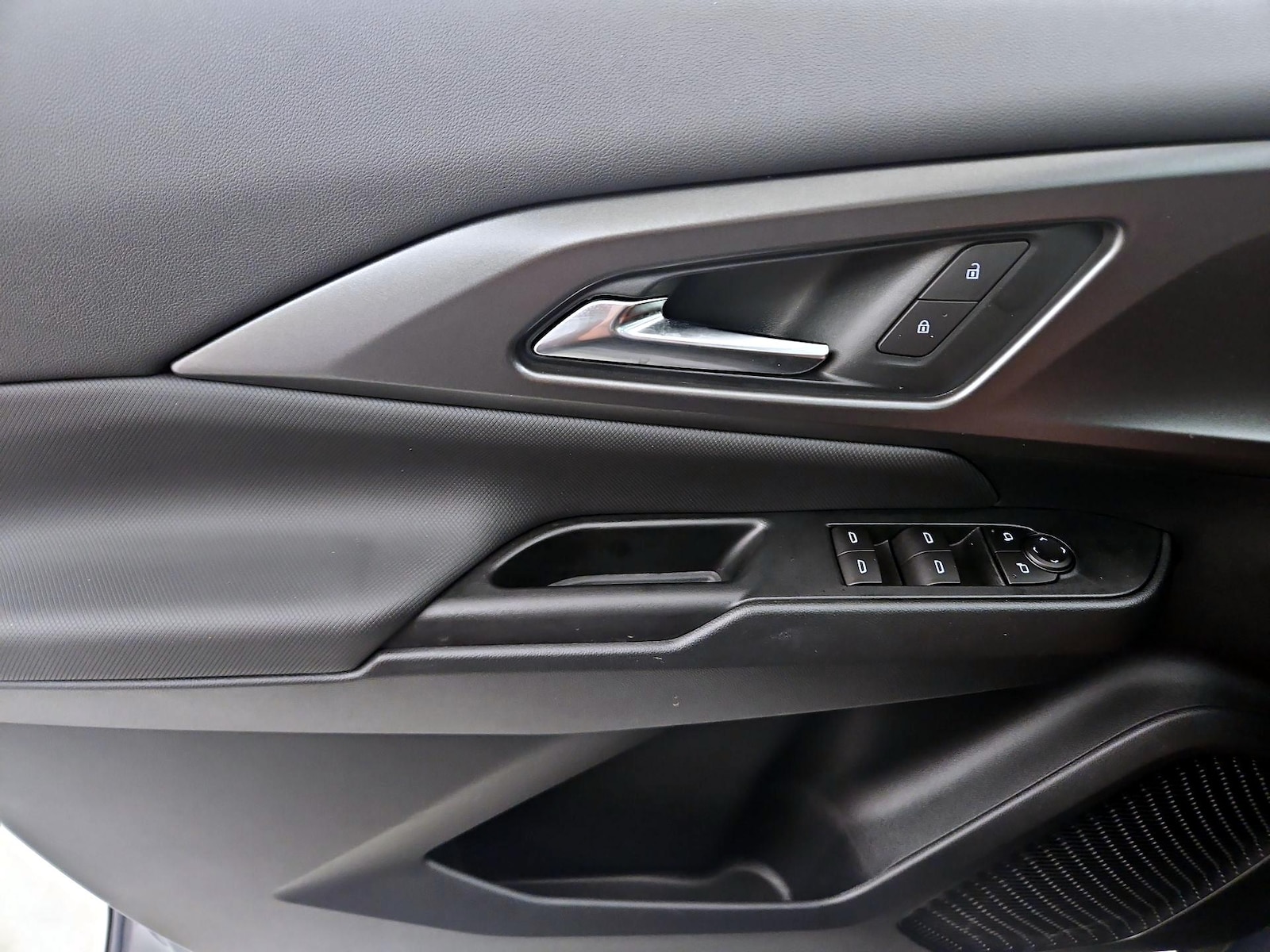 2025 Chevrolet Equinox EV 1LT - Photo 13