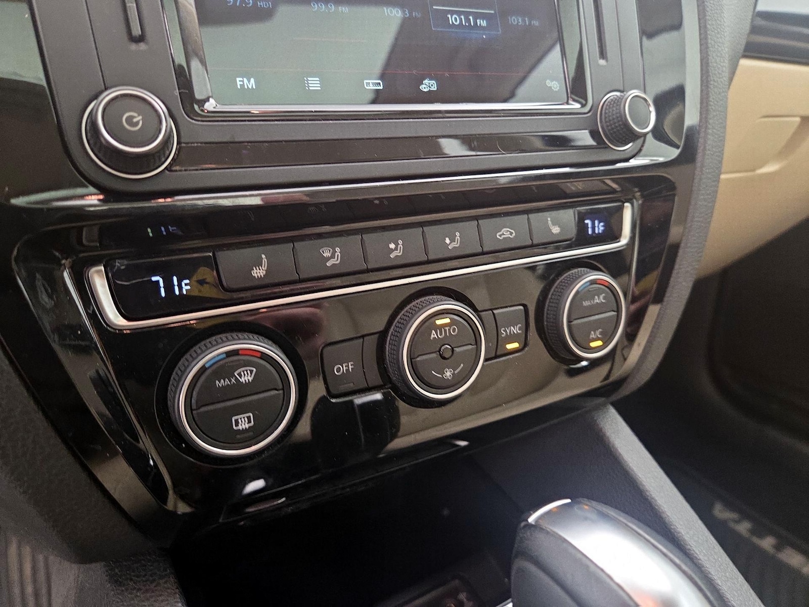 2017 Volkswagen Jetta SEL - Photo 18