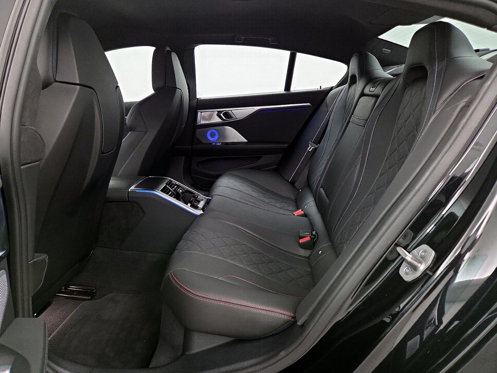 2026 BMW 8 Series M850i - Photo 21