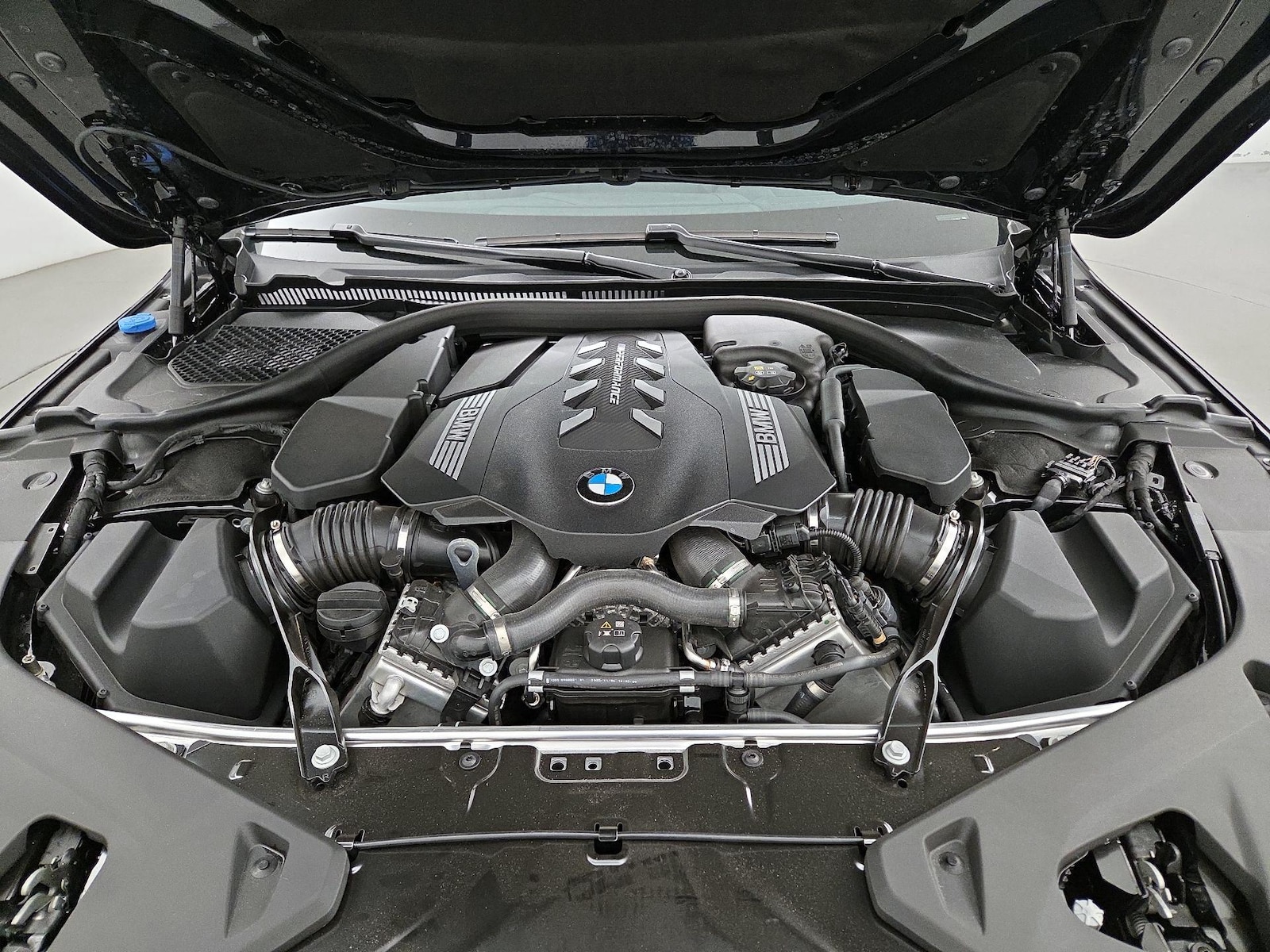2026 BMW 8 Series M850i - Photo 23