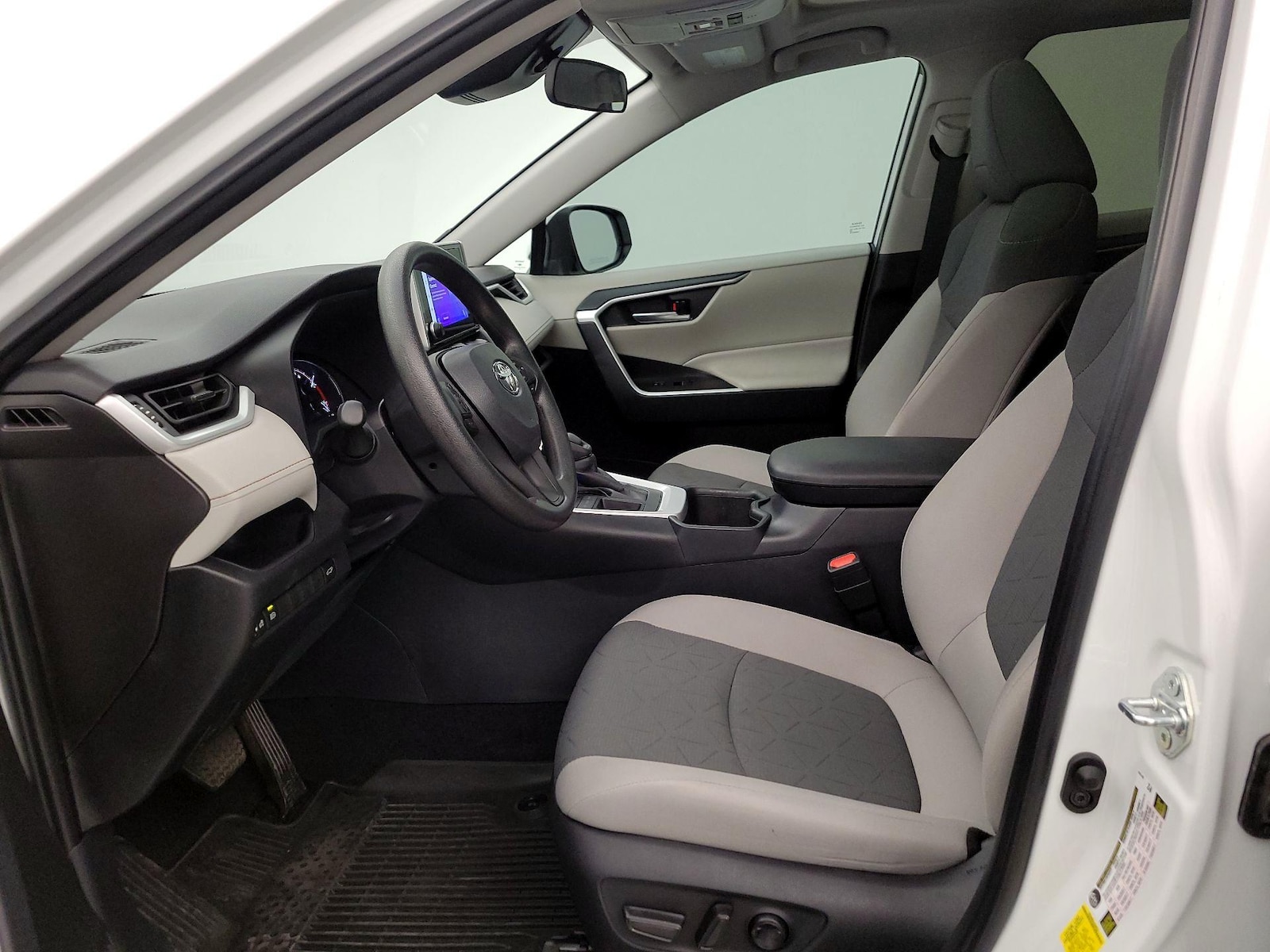 2025 Toyota RAV4 XLE - Photo 12
