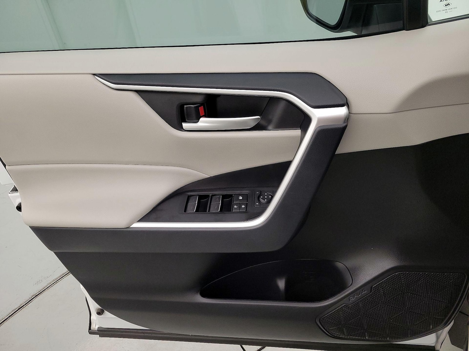 2025 Toyota RAV4 XLE - Photo 13